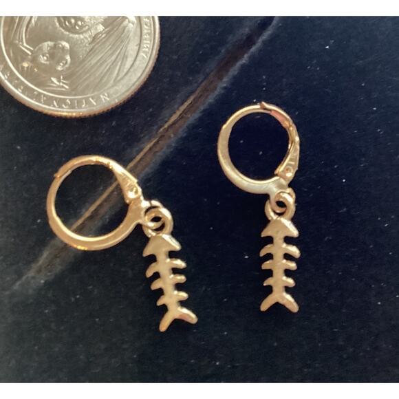 4247 NWOP Goldtone Minimalist Fishbone Shaped Huggie w/Clear Rhinestone Earrings - Picture 1 of 2
